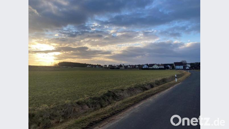 Auch wenn die Sonne über den Bergrücken bei Axtheid-Berg her scheint, lehnt der Stadtrat Vilseck eine Freiflächen-Photovoltaik-Anlage in unmittelbarer Nähe zur Wohnbebauung von Gressenwöhr ab. Bild: e