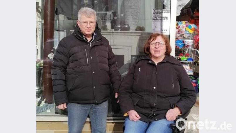 Gerhard Stahl und Angelika Stahl-Grundmann setzen an ihrem Schaufenster am Schwarzen Freitag ein Zeichen. Bild: Stahl/exb