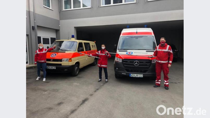 Coronakonforme Schlüsselübergabe mit Bootshake: Links das bisherige, rechts das neue Einsatzfahrzeug der wasserwacht Windischeschenbach.
Julia Eger, Christina Bäumler und Thomas Heibl (von links) nehmen es stolz in Empfang. Bild: tok