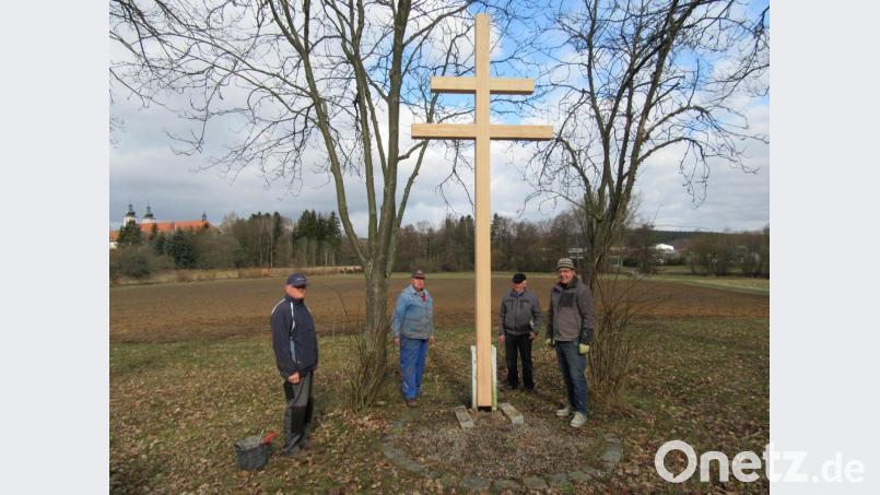 Die an der Aktion beteiligten Helfer (von links) Georg Koch, Rudolf Rüth, Willi Härtl und Wolfgang Seiler am neuen Flurkreuz an der Neualbenreuther Straße. Bild: kgg