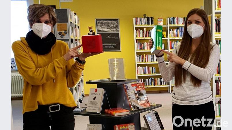 Das Team der Stadtbibliothek – im Bild Eva Langhammer (links) und Leiterin Leonie Flachsmann – arbeitet derzeit an der Umsignierung von knapp 18 000 Sachmedien. Bild: Susanne Meindl/exb