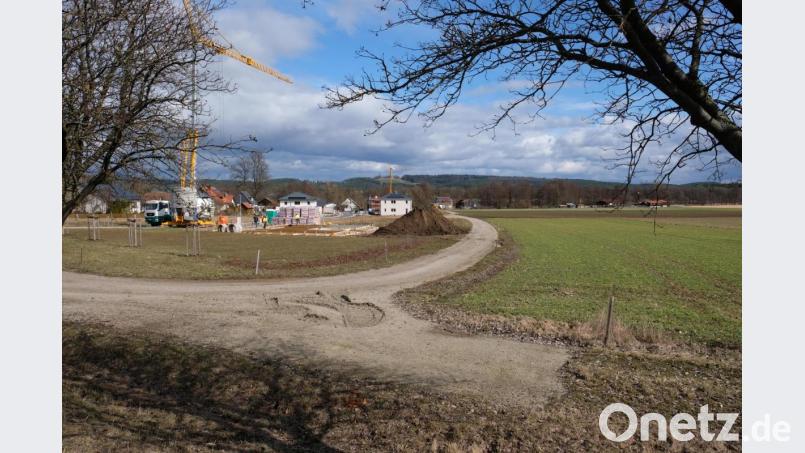Als Anwandweg für den landwirtschaftlichen Verkehr gebaut, wird der Flurweg entlang des Baugebietes Maifurt in Tremmersdorf zunehmend durch Baumaschinen in Mitleidenschaft gezogen. Der Bürgermeister kündigte deshalb eine Sperrung für den Baustellenverkehr an Bild: do