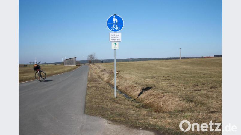 Trotz Sonnenschein bietet die Radwegtrasse ab Oberbibrach in Richtung zur Speinsharter Gemeindegrenze ein eher langweiliges Bild. Das Landschaftsbild soll deshalb mit einer Baumallee aufgewertet werden. Vorbildhaft beteiligen sich die Ratsmitglieder mit Baumspenden. Bild: do