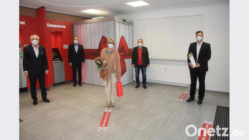 Sparkassen-Vorstandsvorsitzender Ludwig Zitzmann (von links), Vorstandsmitglied Hans-Jörg Schön, Ines Wildenauer, Bürgermeister Toni Dutz und Projektleiter Thomas Bernreuther vor dem Start des neuen Angebots. Bild: wro