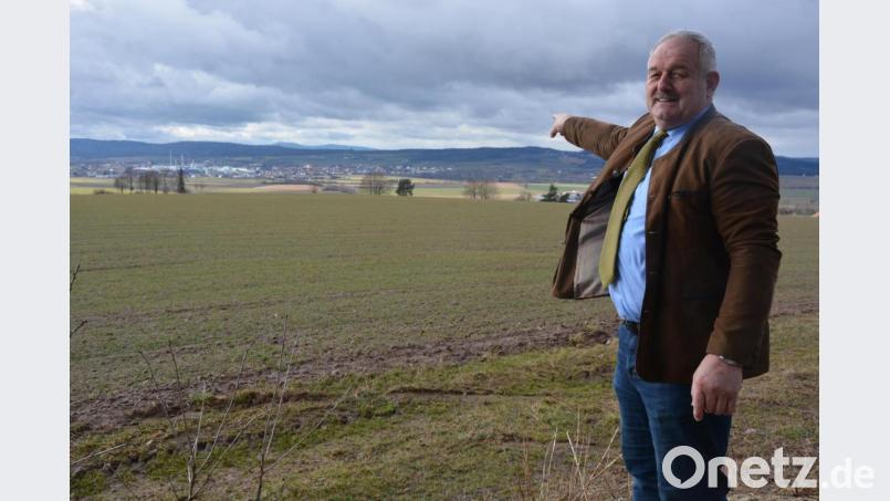 Von der Stelle am Waldrand oberhalb von Leonberg aus, an der die kleine Aussichtsplattform entstehen soll, deutet Bürgermeister Johann Burger in die Ferne. Bei schönem Wetter könne man weit über die Umgebung hinaus blicken, schwärmt er. Bild: jr