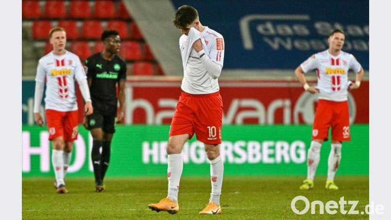 Die Ernüchterung bei den Spielern des SSV Jahn Regensburg (vorne Kaan Caliskaner) nach der Pleite gegen Fürth war riesengroß. Bild: Armin Weigel/dpa
