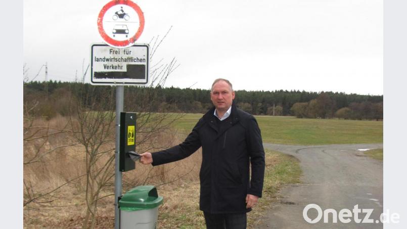 Bürgermeister Richard Kammerer hat zwei neue Hundekot-Beutel-Halter aufstellen lassen. In der letzten Sitzung des Marktgemeinderates ging der Apell an die Bürger, für Sauberkeit auf Gehwegen und Spazierwegen zu sorgen. Bild: sei