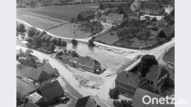 Emhof in den 1950er-Jahren: Zu dieser Zeit haben die Bürger die Hoffnung noch nicht aufgegeben, die Selbstständigkeit der Ortschaft erhalten zu können. Bild: Archiv Markt Schmidmühlen