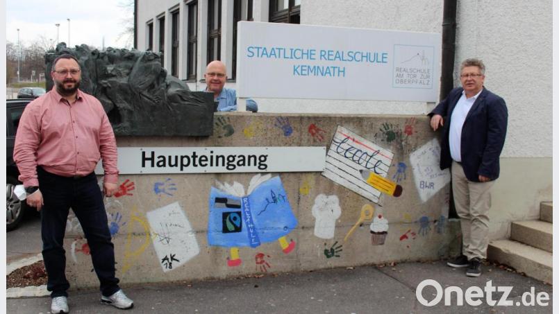 Die Schulleitung der Realschule Kemnath, Konrektor Holger König, Verbindungslehrer Walter Thurn und Schulleiter German Helgert (von links), fühlt sich von den jüngsten Entscheidungen der Kreisausschuss-Mehrheit massiv „überrumpelt“. Bild: stg