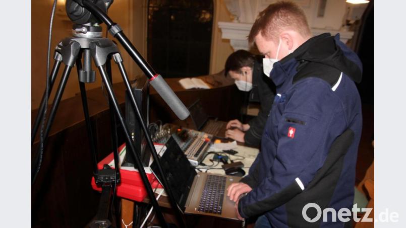 Simon Mehler und Franz Forster kümmerten sich um die Technik für den Livestream. Bild: kro