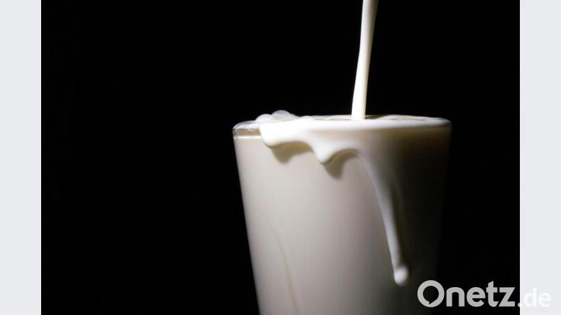 Problemthema Milch: Bei der virtuellen Mitgliederversammlung der Bezirksverbände Niederbayern und Oberpfalz des Bayerischen Bauernverbandes wurde intensiv darüber gesprochen. Bild: Sebastian Gollnow/dpa