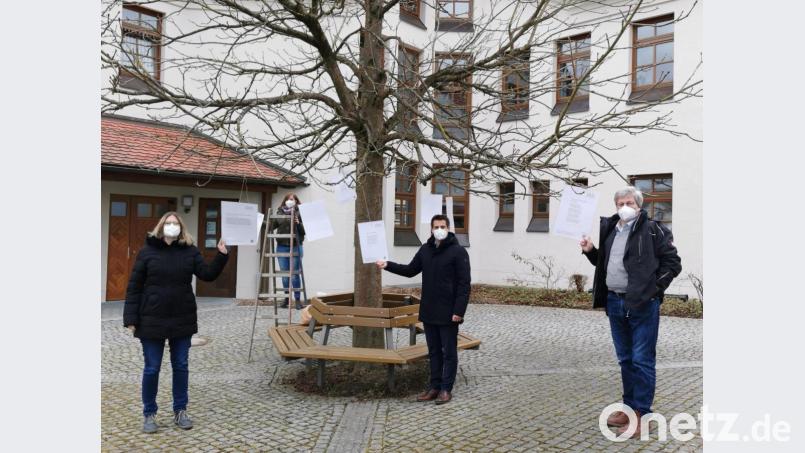 Auch hinterm Rathaus hängen Gedichte am Baum. Bild: Portner