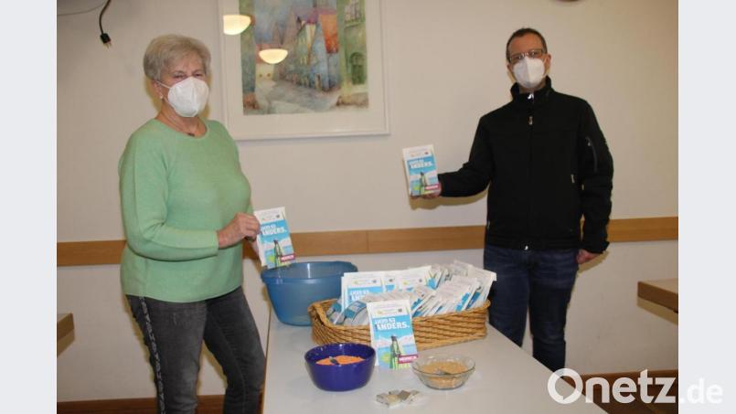 Stadtpfarrer Thomas Helm begrüßt die Idee der Pfarrgemeinderatssprecherin Elisabeth Schaller, mit einer Spendenaktion „Fastensuppe to go“ auf Corona zu reagieren, um Misereor auch in Ausnahmezeiten zu unterstützen. Bild: ads