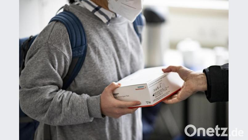 Eine Schülerin bekommt ihren Covid-19-Schnelltest Clinitest von Siemens Healthineers. Unter anderem dieser Selbsttest wird in bayerischen Schulen verwendet. Symbolbild: Fabian Sommer/dpa