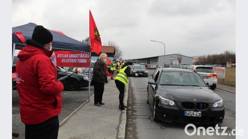 Zum Warnstreik hatte die IG Metall auch bei Siemens Kemnath aufgerufen, versorgt wurden die Teilnehmer mit "Leberkäse-to-go-Semmeln". Bild: stg