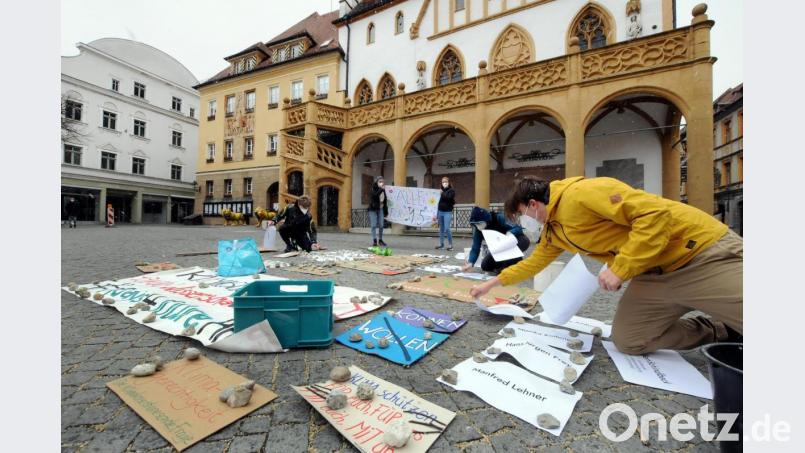 Statt der rund 150 Unterstützer waren zumindest deren Namen präsent bei der Aktion von Fridays for Future Amberg: Die Gruppe setzte am Freitag mit Plakaten und Papierbögen ein Zeichen für Klimaschutz auf dem Amberger Marktplatz. Bild: Stephan Huber