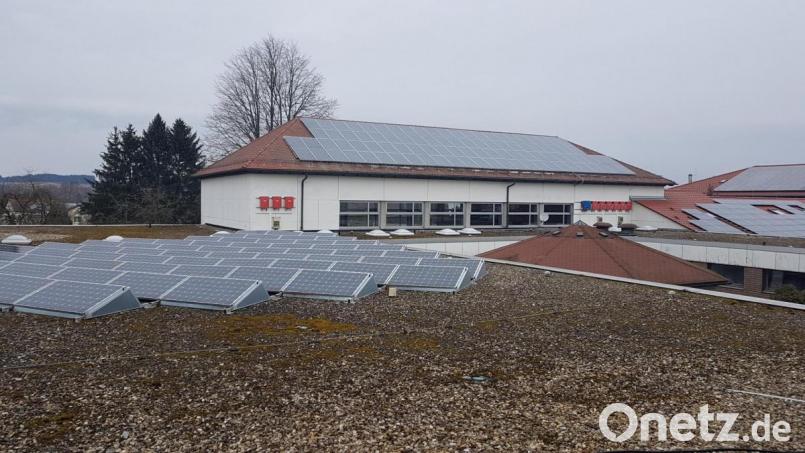 Das Dach der Pausenhalle (vorne) und die gesamte Turnhalle (im Hintergrund) sind sehr sanierungsbedürftig. Der Markt Moosbach lotet derzeit die Fördermöglichkeiten aus. Bild: gi
