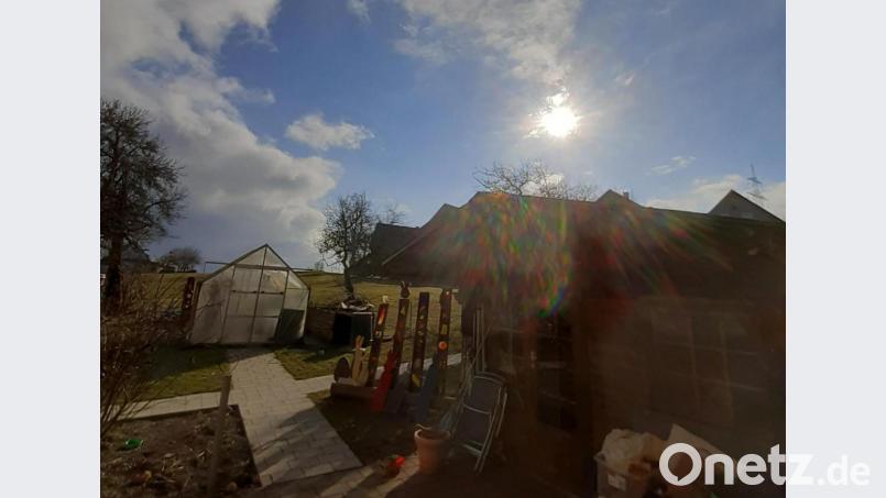 Freitag, 15.19 Uhr, in Oberdorf bei Kirchendemenreuth. Die Himmel ist blau, weit und breit kein Schnee. Frühlingsgefühle. Bild: ils