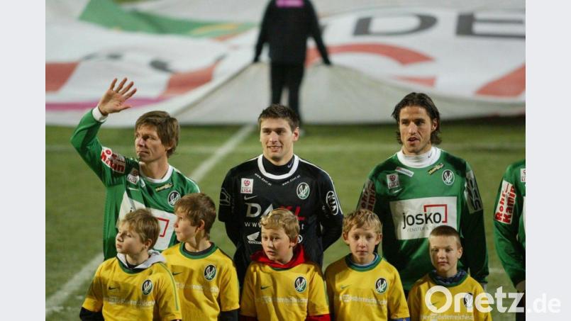 Eingerahmt von zwei Fußballgröße: Torwart Wolfgang Hesl (hinten Mitte) vor dem Spiel des SV Ried gegen Wacker Innsbruck neben Oliver Glasner (links), dem jetzigen Coach des VfL Wolfsburg, und Martin Stocklasa (rechts), der seit kurzem Nationaltrainer Liechtensteins ist. Bild: Josef Maier