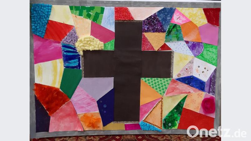 Das von Eltern und Kindern gestaltete Mosaik vor dem Altar in der Pfarrkirche in Mehlmeisel. Bild: gis