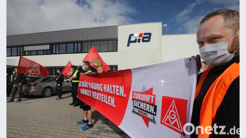 Die zweite Warnstreikwelle rollte auch in Amberg. Hier werden bei PIA Mitarbeiter lautstark in den Feierabend verabschiedet. Bild: Wolfgang Steinbacher