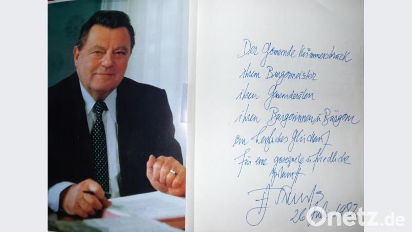 Der damalige bayerische Ministerpräsident Franz Josef Strauß trug sich am 26. Juli 1982 bei seinem Besuch in Kümmersbruck in das Goldene Buch ein und verfasste eine persönliche Widmung. Bild: e