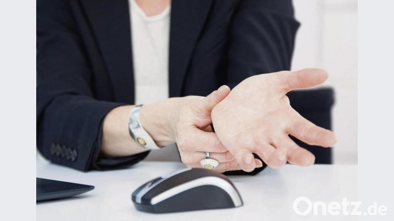 Wer ständig mit der Maus arbeitet, kann einen Mausarm entwickeln. Deshalb gilt: Regelmäßig bewegen und entlasten. Bild: Christin Klose/dpa