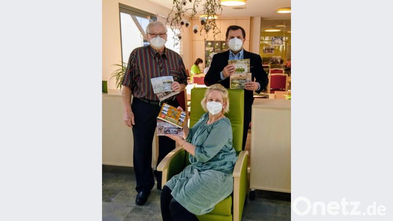 Autor Erwin Kraus (links) schenkt seine Bände "Sulzbach-Rosenberg wie es früher einmal war" der Ökumenischen Tagespflege. Pflegedienstleiterin Katharina Morgenstern (sitzend) und Geschäftsführer Günther Koller (rechts) freuen sich über die Bücherspende. Bild: Birgit Singer-Grimm/exb