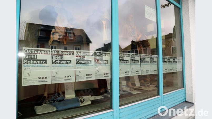 Verhüllen wollte Inge Bauer-Joswig die mit der neuesten Mode dekorierten Schaufenster nicht. Wie ein Balken ziehen sich die Plakate über die gesamte Front. Bild: Gerhard Götz