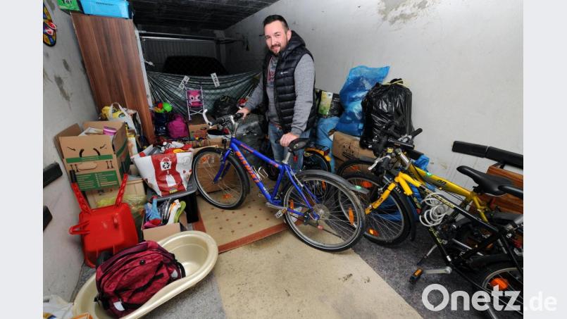 Stefan Dürbeck hat vor einigen Wochen die Facebook-Gruppe &quot;Amberger(n) helfen&quot; gegründet, um für Bedürftige das Nötigste zu sammeln. Mittlerweile hat er eine Garage angemietet, wo er die Spenden zwischenlagert. Bild: Stephan Huber