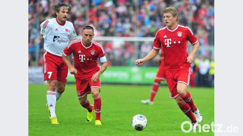 Ein alpiner Skistar im Fußball-Duell mit zwei ehemaligen Bayern-Größen: Gerd Schönfelder (links) versucht während des Traumspiels 2013 am Weidener Wasserwerk gegen Franck Ribéry (Mitte) und Toni Kroos an den Ball zu kommen. Archivbild: Büttner, Gerhard