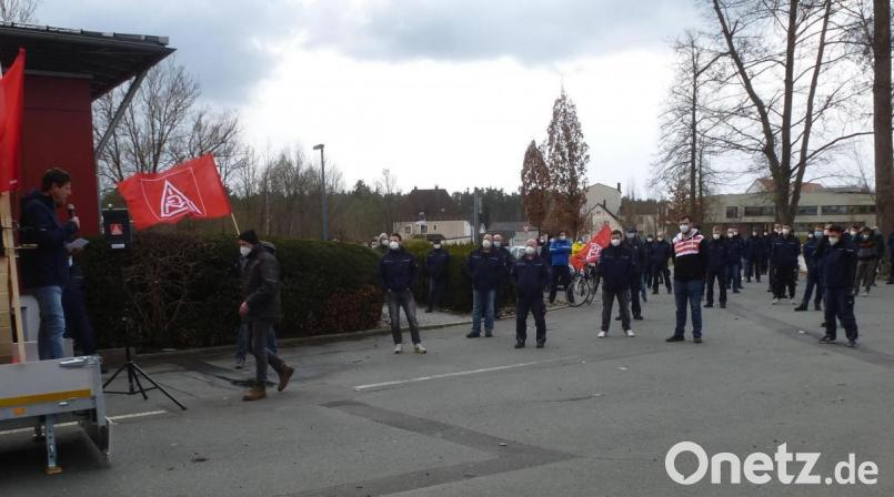 Rund 120 Beschäftigte beteiligen sich am Freitag am zweistündigen Warnstreik bei der BHS. Bild: bk