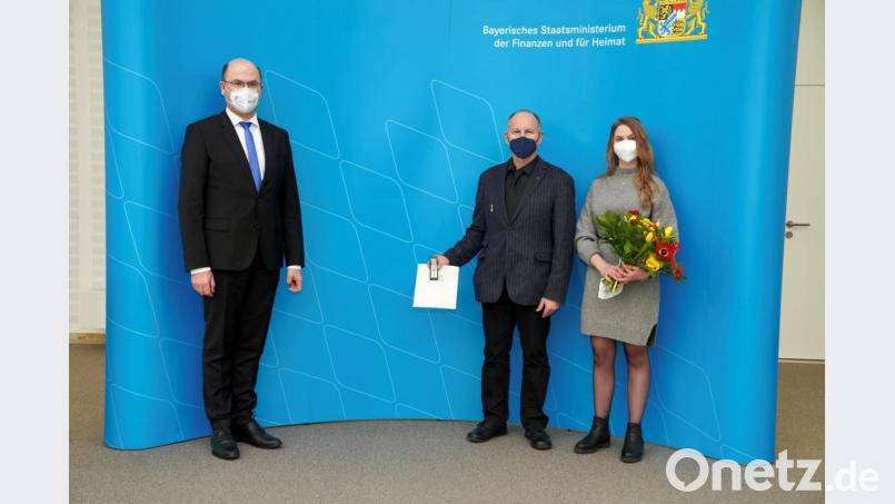 Manfred Zettl aus Altenstadt (Mitte) erhält das Ehrenzeichen des bayerischen Ministerpräsidenten von Finanzminister Albert Füracker (links). Bild: Bayerisches Staatsministerium für Finanzen und für Heimat