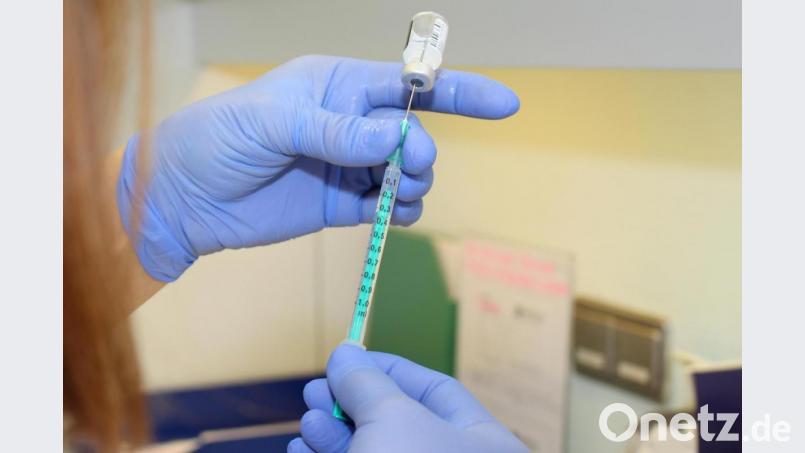 Eine Mitarbeiterin im Impfzentrum Waldsassen zieht eine Spritze mit Corona-Impfstoff auf. Bild: Sven Lehner/BRK Kreisverband Tirschenreuth/exb