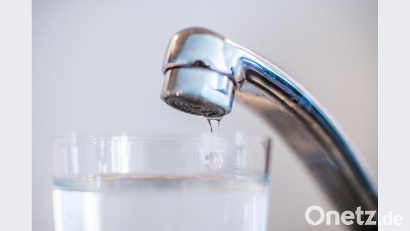 In zwei Ortschaften des Marktes Leuchtenberg ist das Trinkwasser mit Keimen verunreinigt. Symbolbild: Lino Mirgeler/dpa