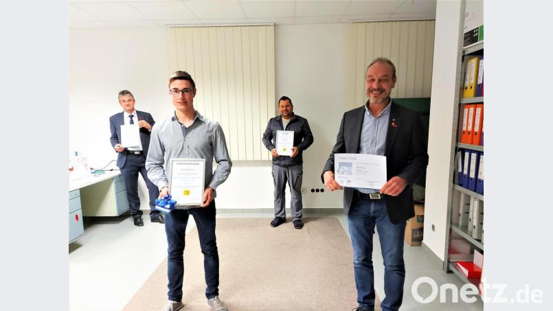 Bei der Gesellenprüfung für Elektroniker war Sebastian Baumer (Zweiter von links) der erfolgreichste Teilnehmer. Hierzu gratulierten (von rechts) Prüfungsvorsitzender Michael Kunz aus Cham, Ausbilder Stefan Liebl und Kreishandwerksmeister Ernst Maler aus Schwandorf. Bild: lg