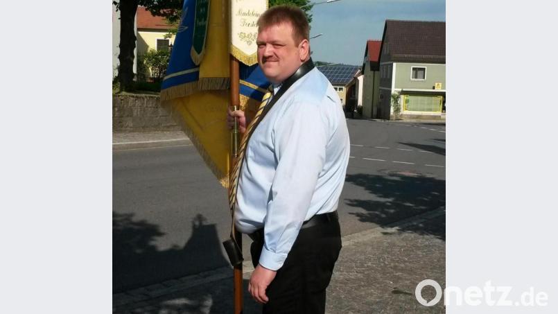 Michael Schmucker war in vielen Vereinen aktiv, unter anderem als Fahnenträger beim TSV. Archivbild: gz