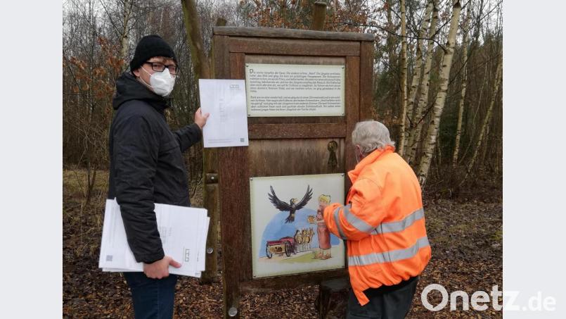 Michael Weiß (Öffentlichkeitsarbeit Gemeinde Wackersdorf) und ein Bauhofmitarbeiter beim Anbringen eines Gedichts. Bild: Verena Piehler