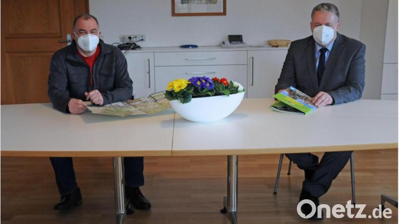 Am Freitag verkündeten Landrat Richard Reisinger (rechts) und der Leiter der Sportförderung am Landratsamt, Robert Graf, die Absage für den Landkreislauf am 8. Mai. Als möglichen Ausweichtermin gaben sie den 25. September bekannt. Bild: Christine Hollederer