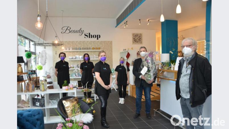 Franziska Glaser (vorne) hat sich mit ihrem Kosmetik-Institut "Beauty Oase" im imposanten Gebäude im Schatten der Friedrichsburg an der Schöferkreuzung einen Traum erfüllt. Bürgermeister Andreas Wutzlhofer (Zweiter von rechts) gratuliere dazu ebenso, wie Siegfried Kellner (rechts), der vorher das Café "Carpe Diem" in diesen Räumen führte. Bild: dob