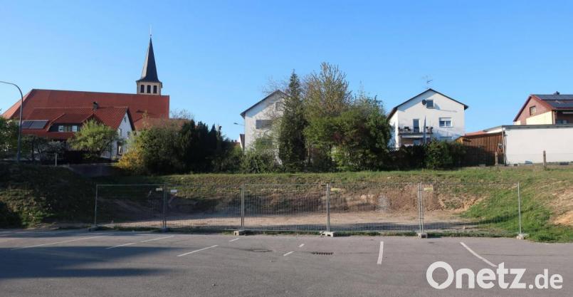 Hier entsteht in diesem Jahr ein Ärztehaus. Die Gemeinde Wackersdorf investiert 2,5 Millionen Euro. Es ist der größte Einzelposten im Haushalt 2021. Bild: Hirsch