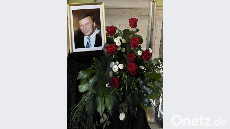 Während der Totenmesse in der St.- Barbara- Kirche erinnerte das von Rosen umrankte Bild an den verstorbenen Franz Sorgenfrei. Bild: ohr