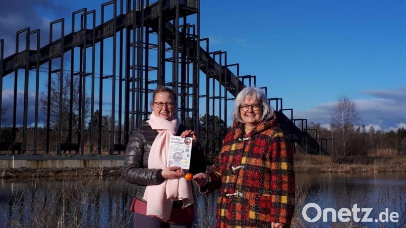 Kathrin Feil und Dagmar Franz (v. li.) vom Kinderbibelwochen-Team freuen sich über viele junge und junggebliebene Teilnehmerinnen und Teilnehmer bei der Schnitzjagd in der Heusterz. Sie haben in der Heusterz extra eine schöne Tour ausgesucht, auf der die Ralley stattfinden wird. Bild: ubb