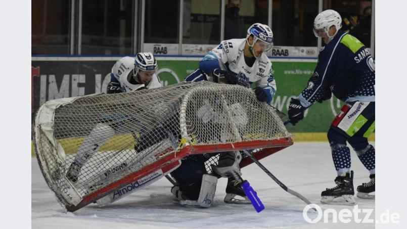 Außergewöhnliches Bild in außergewöhnlichen Zeiten: Luca Endres, Torwart der Blue Devils Weiden, wird im Match gegen den EV Lindau in seinem Kasten gefangen. Die Oberliga Süd ist inzwischen wieder in den Fängen des Coronavirus, betroffen war neben dem EC Peiting auch der Deggendorfer SC. Bei den Niederbayern gab es aber am Montagabend Entwarnung. Archivbild: gb