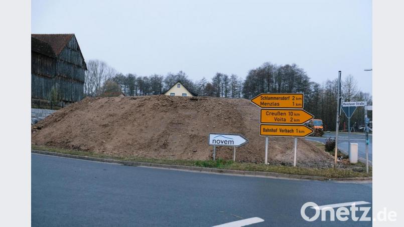 Der zwischengelagerte Erdaushub der Baustelle Schlossstraße wird bald entsorgt. Der Gemeinderat vergab den Abtransport an das Tiefbau-Unternehmen Meier aus Eschenbach. Anschließend ist auf dem Gelände unmittelbar nach den Osterfeiertagen der Baubeginn für das neue neue Feuerwehrgerätehaus der Vorbacher terminiert. Bild: do