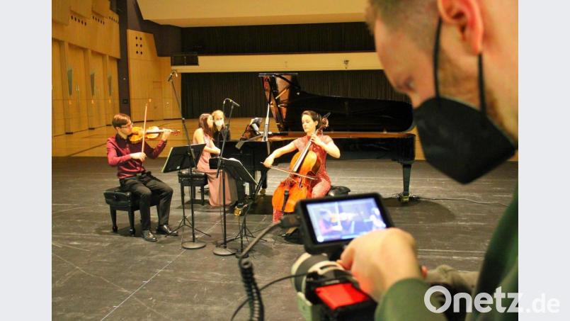 Das Ensemble "accio piano trio" spielte in der leeren Max-Reger-Halle, der so entstandene 30-minütige Konzertfilm wird ab 26. März zu sehen sein. Bild: stg