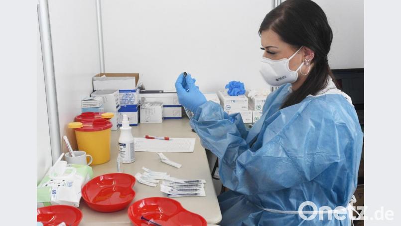 Nach der Rückkehr des Impfstoffs von Astrazeneca geht es in den Impfzentren wie hier in Vohenstrauß, aber auch in Pressath und Weiden wieder voll los. &quot;Ab Montag fahren wir wieder unter Volllast.&quot; Bild: Gabi Schönberger