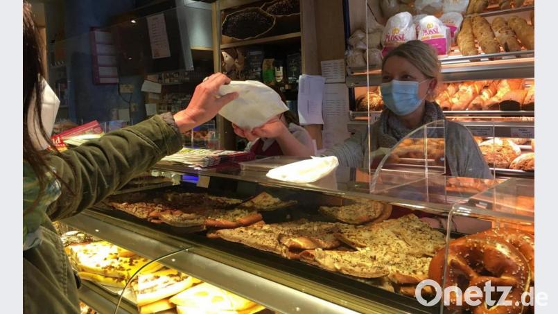 Petra Koch fühlt sich in der Bäckerei-Filiale hinter Plexiglas gut geschützt. Die sympathische Verkäuferin bedient so zuvorkommend wie eh und je. Ob Kunden lächeln oder mürrisch sind, erkennt sie auch mit Maske. Die Mürrischen seien aber in der Unterzahl. Bild: ihl