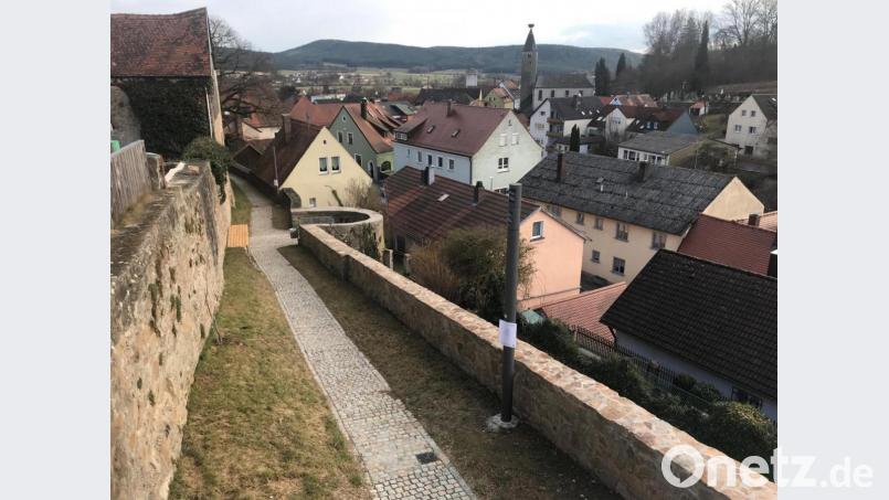 Auch auf der westlichen Seite der Nabburger Altstadt bietet der Zwingerweg schöne Ausblicke. Bei einem Spaziergang sind dort nun an verschiedenen Stellen angebrachte Gedichte zum „Tag der Poesie“ zu lesen. Bild: Wilhelm Amann