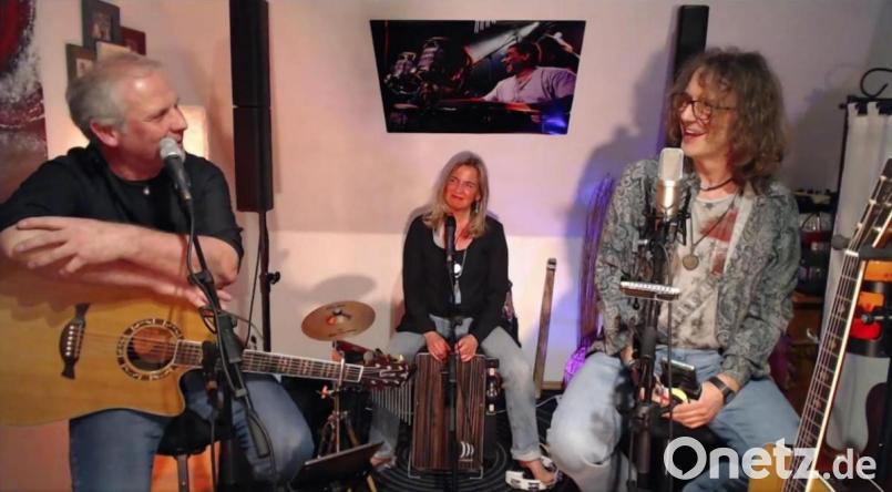 Günther Lehrer, Uschi Neumann und Stefan Sommer (von links) hatten viel Spaß bei ihrem virtuellen Livekonzert. Übertragen wurde der Musikabend live aus dem privaten Proberaum von Uschi Neumann und Stefan Sommer in Weiden. Bild: ubb